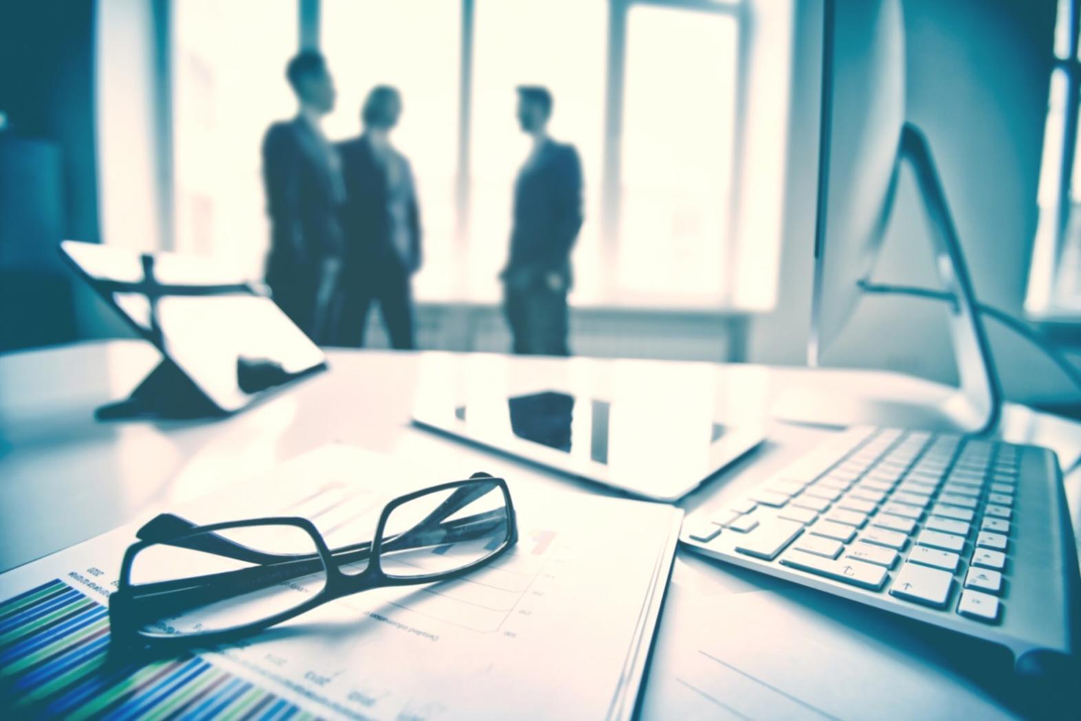 Digitaler Arbeitsplatz mit SEO-Analyse auf Mobilgeräten